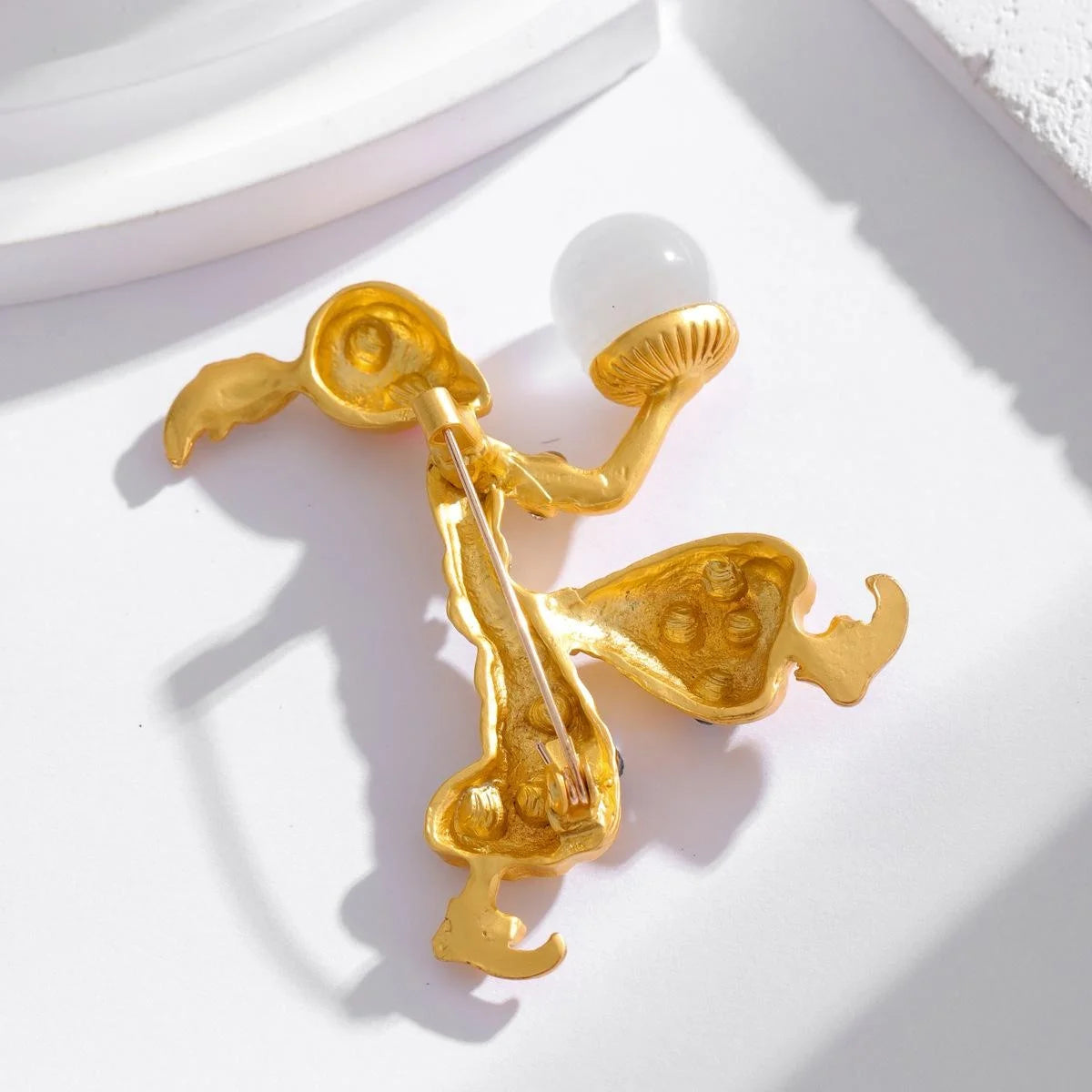 Vintage Sultan Genie Brooch Gold Alloy Rhinestone Mother Of Pearl Lapel Pin Luxury Suit Accessory Gift