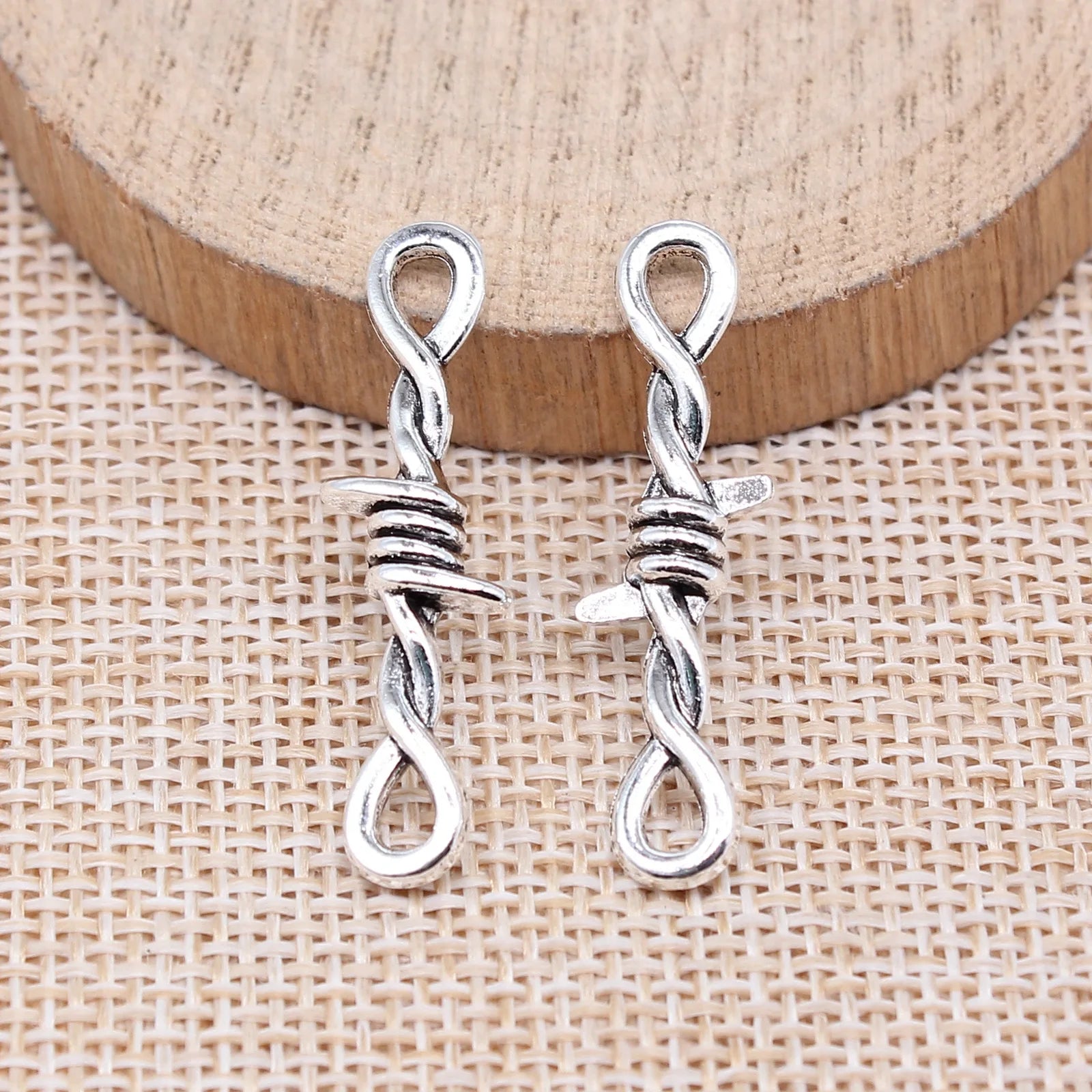 34x11mm 1.7g Multicolor Zinc Alloy Figure Eight Thorn Rope Knot Connector Charm for DIY Punk Jewelry