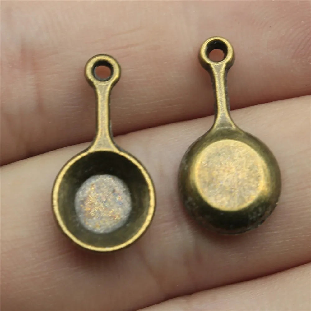 22x10mm 1g Multicolor Zinc Alloy Frying Pan Charm Pendant for DIY Jewelry Accessories
