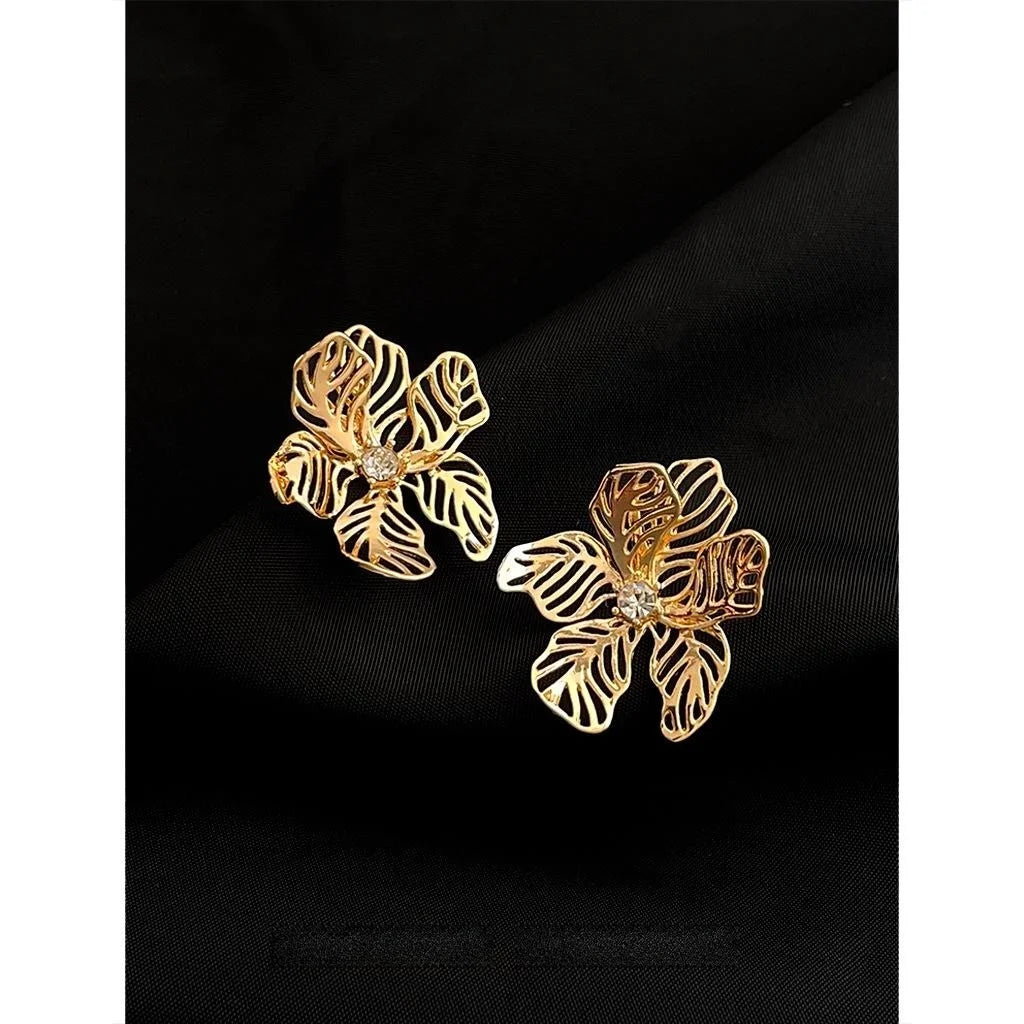 French Vintage Copper Hollow 3D Flower Stud Earrings For Women Elegant Light Luxury Jewelry