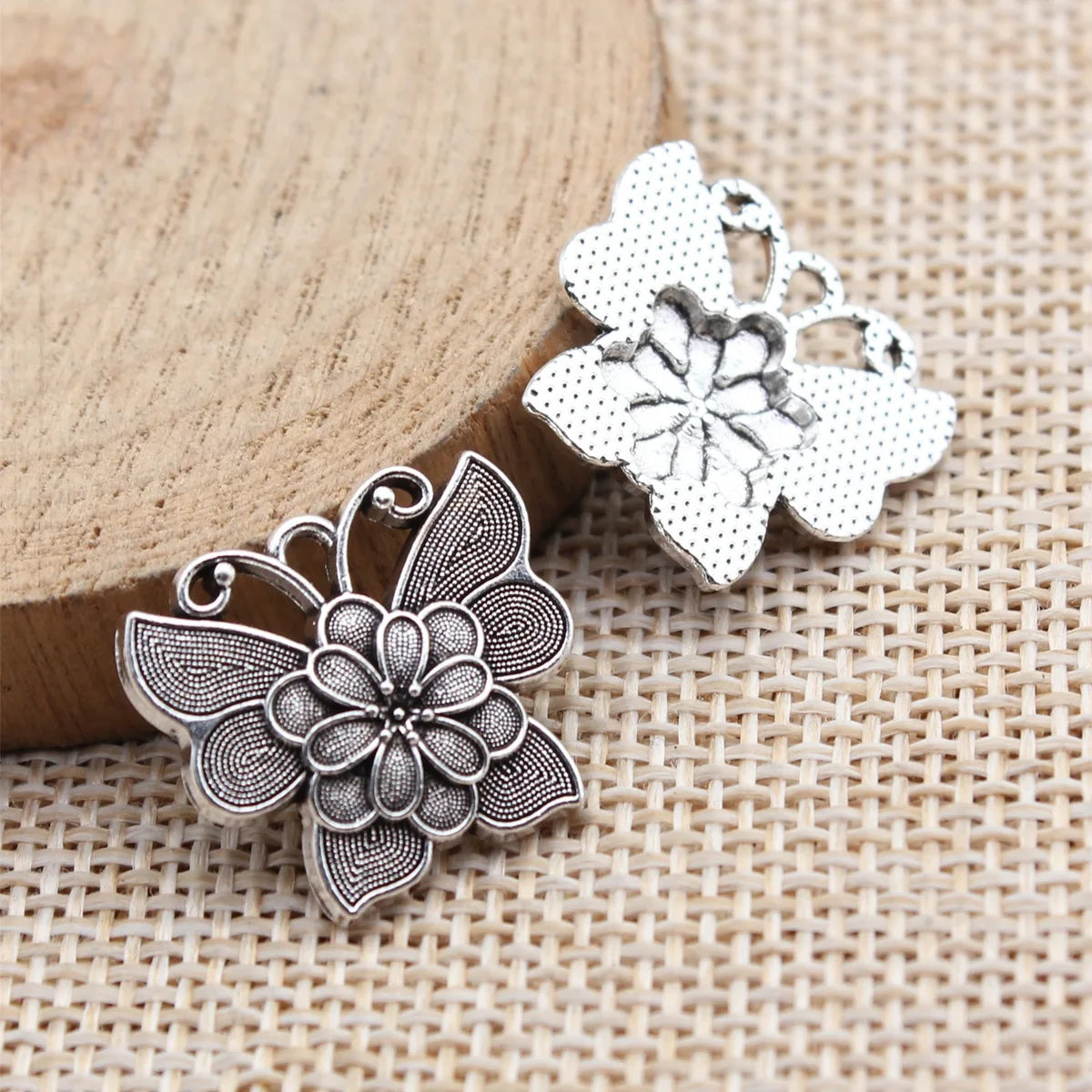20x18mm 2.1g Antique Silver Zinc Alloy Flower Butterfly Charm Pendant for DIY Jewelry and Garment Decor