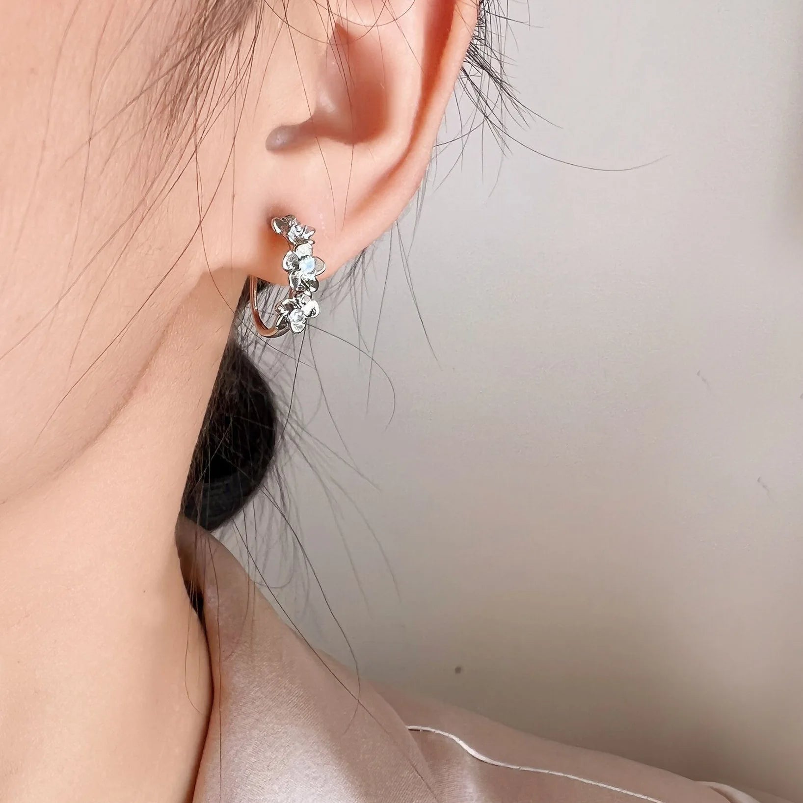 Elegant Alloy Daisy Flower Spiral Disc Stud & Clip On No Piercing Fresh Minimalist Ear Cuff Earrings