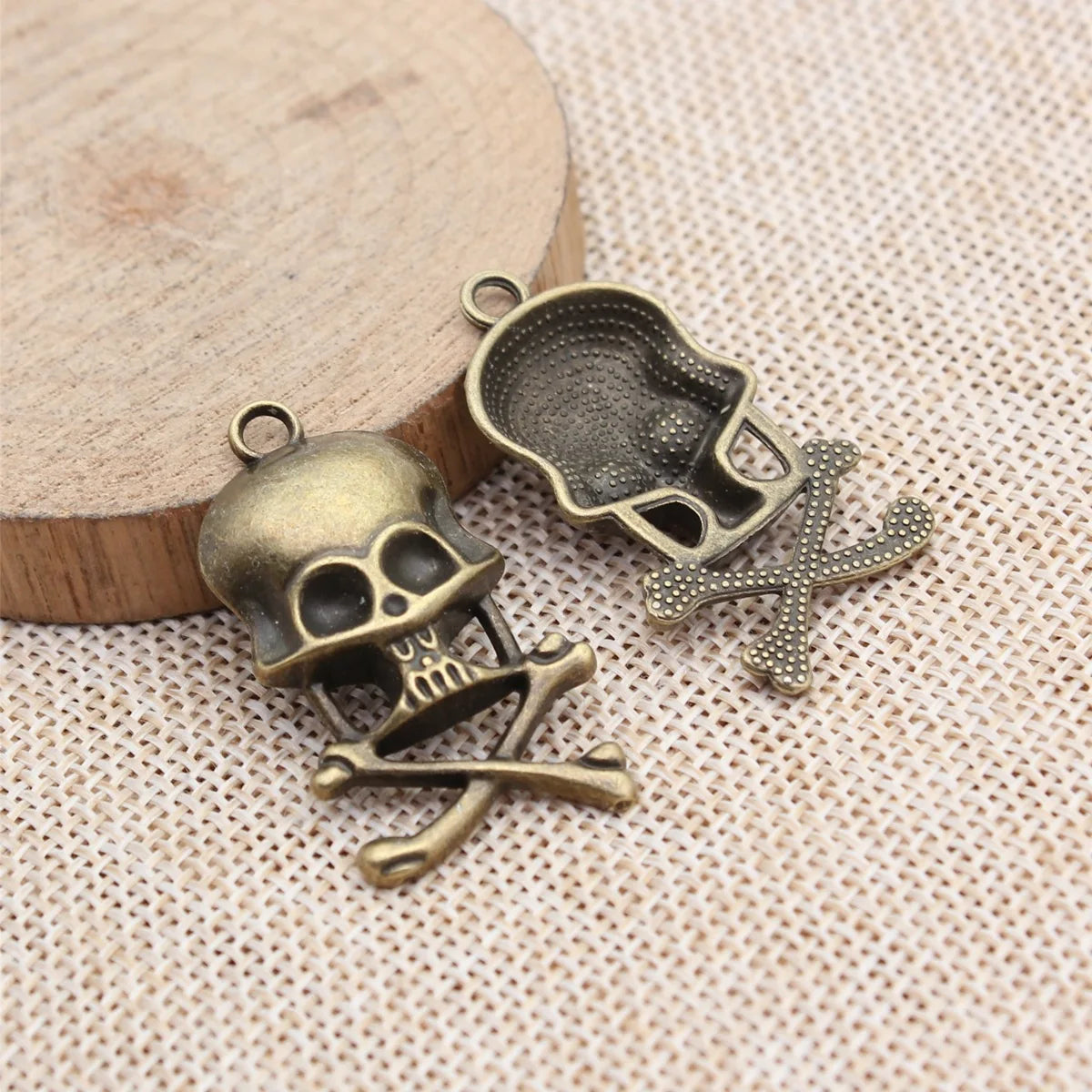 37x21mm 4.3g Multicolor Zinc Alloy Skull charm pendant for gothic necklaces and clothing accessories