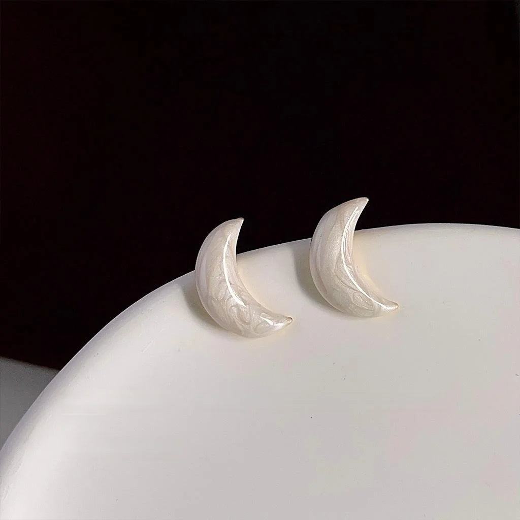 French Vintage Copper Crescent Moon Stud Earrings Minimalist Elegant Commuter Jewelry