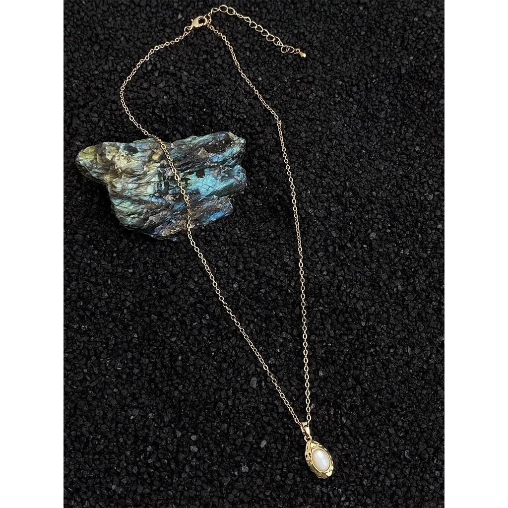 18K Gold Plated Copper Mother Of Pearl Oval Geometric Pendant Clavicle Necklace
