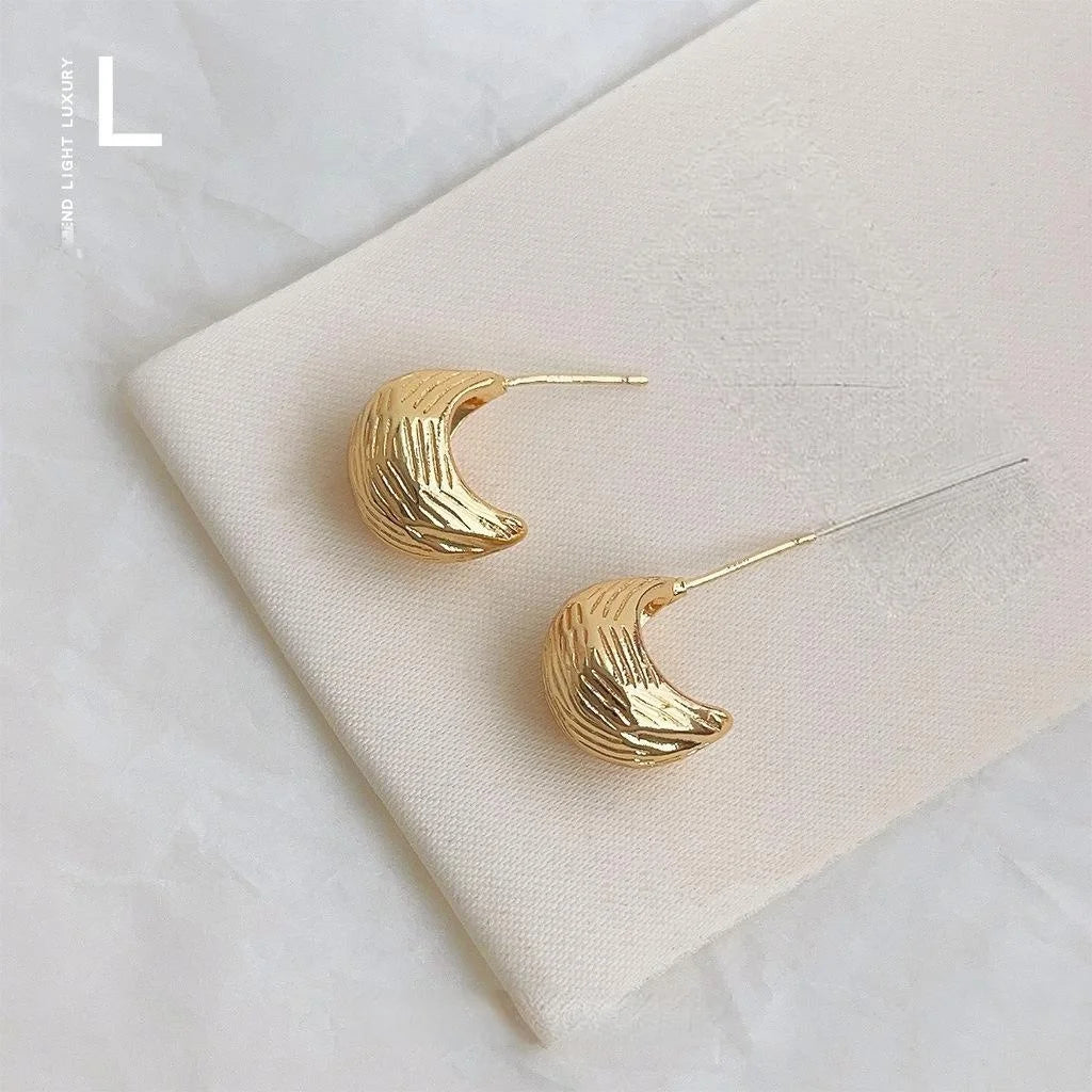 French Vintage Copper Waterdrop Stud Earrings Textured Gold Bean Design Chic Commuter Jewelry