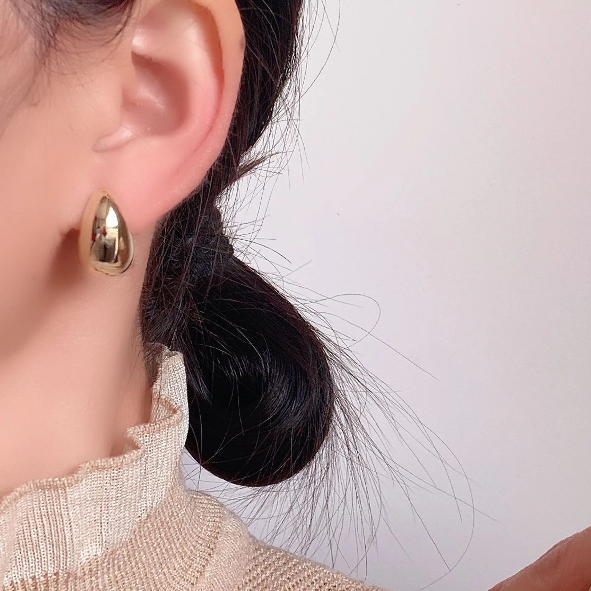 Elegant Gold Alloy Teardrop Spiral Stud & Clip On No Piercing Minimalist Women's Fashion Earrings
