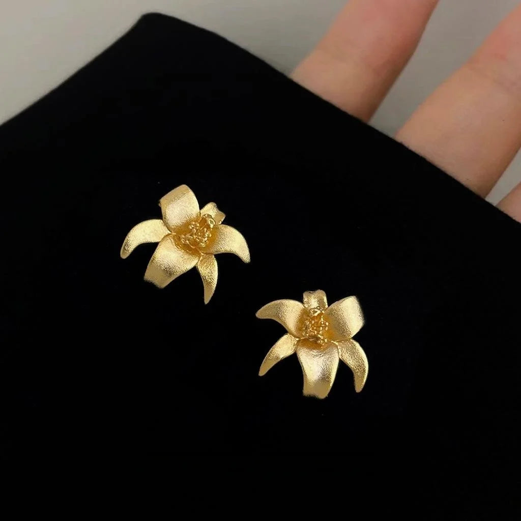 Sandblasted Copper Flower Stud Earrings Elegant High-End Fashion Jewelry