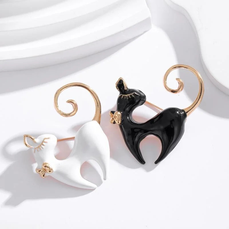Cute Enamel Shy Cat Brooch With Gold Tail, Creative Animal Lapel Pin Corsage For Women Suit Gift