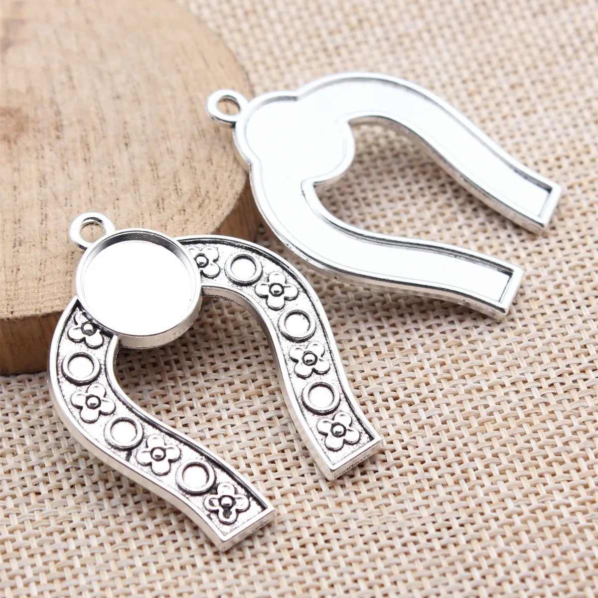 45x34mm 6.3g Antique Silver Iron Flower Horseshoe Charm Pendant for DIY Jewelry Making