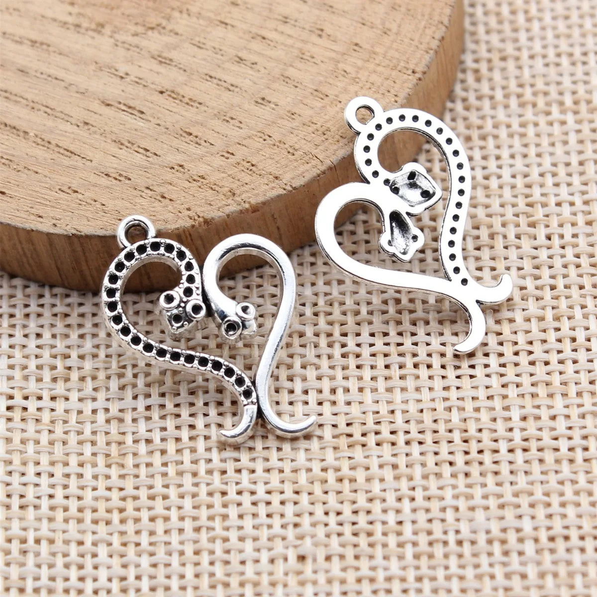 26x18mm 1.65g Antique Silver Zinc Alloy Snake Heart Charm Pendant for DIY Necklace Bracelet Making