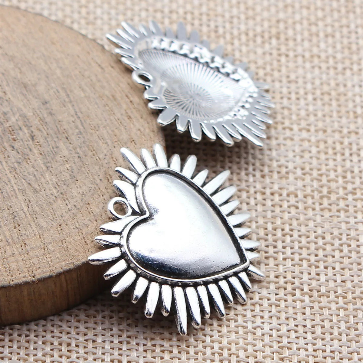 33x29mm 5g Antique Silver Zinc Alloy Gothic Spiked Heart Charm Pendant for DIY Necklace Making