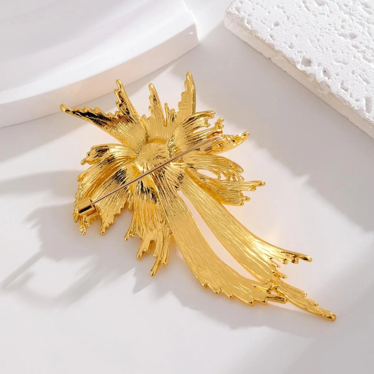 Luxury Gold Alloy Chrysanthemum Pearl Brooch Elegant Floral Lapel Pin Corsage Coat Suit Accessory Gift