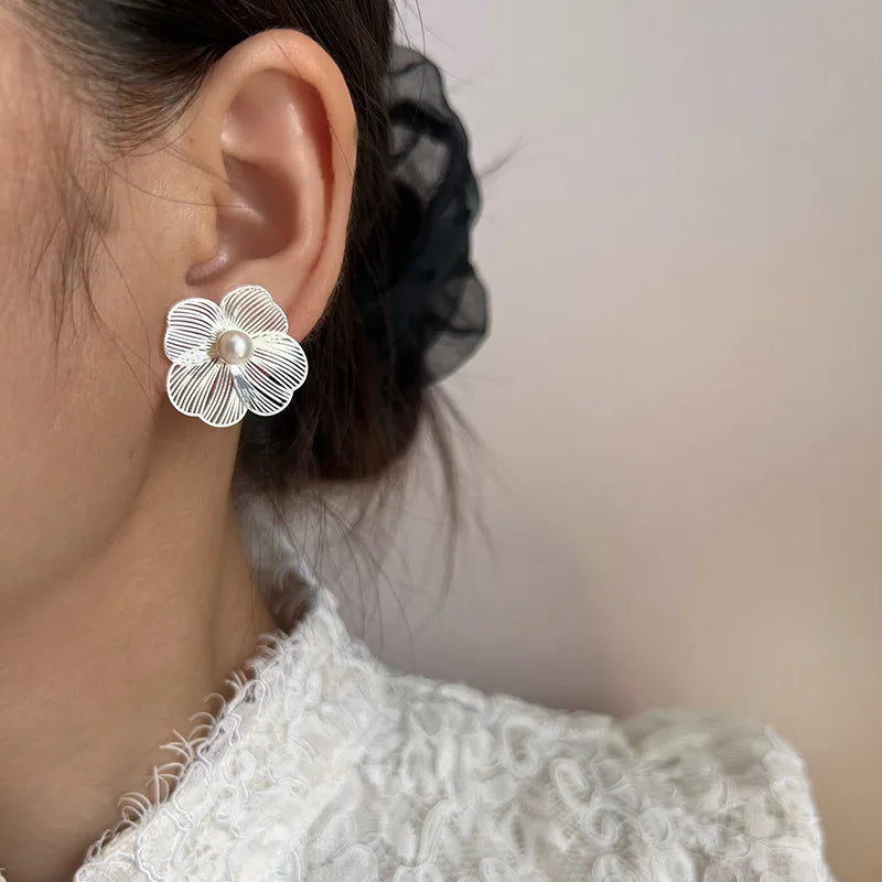 Elegant Hollow Wire Flower Pearl Alloy Stud & Clip On No Piercing Vacation Statement Earrings