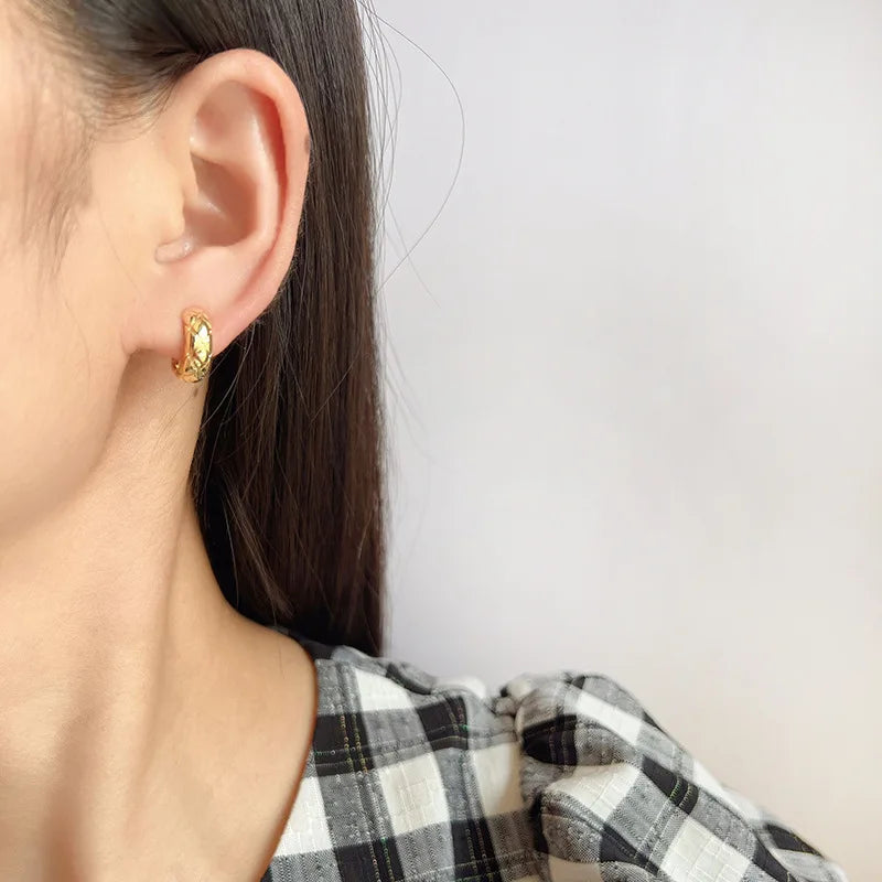 Elegant Gold Alloy Quilted Hoop Stud & Clip On No Piercing Spiral Disc Minimalist Fashion Earrings