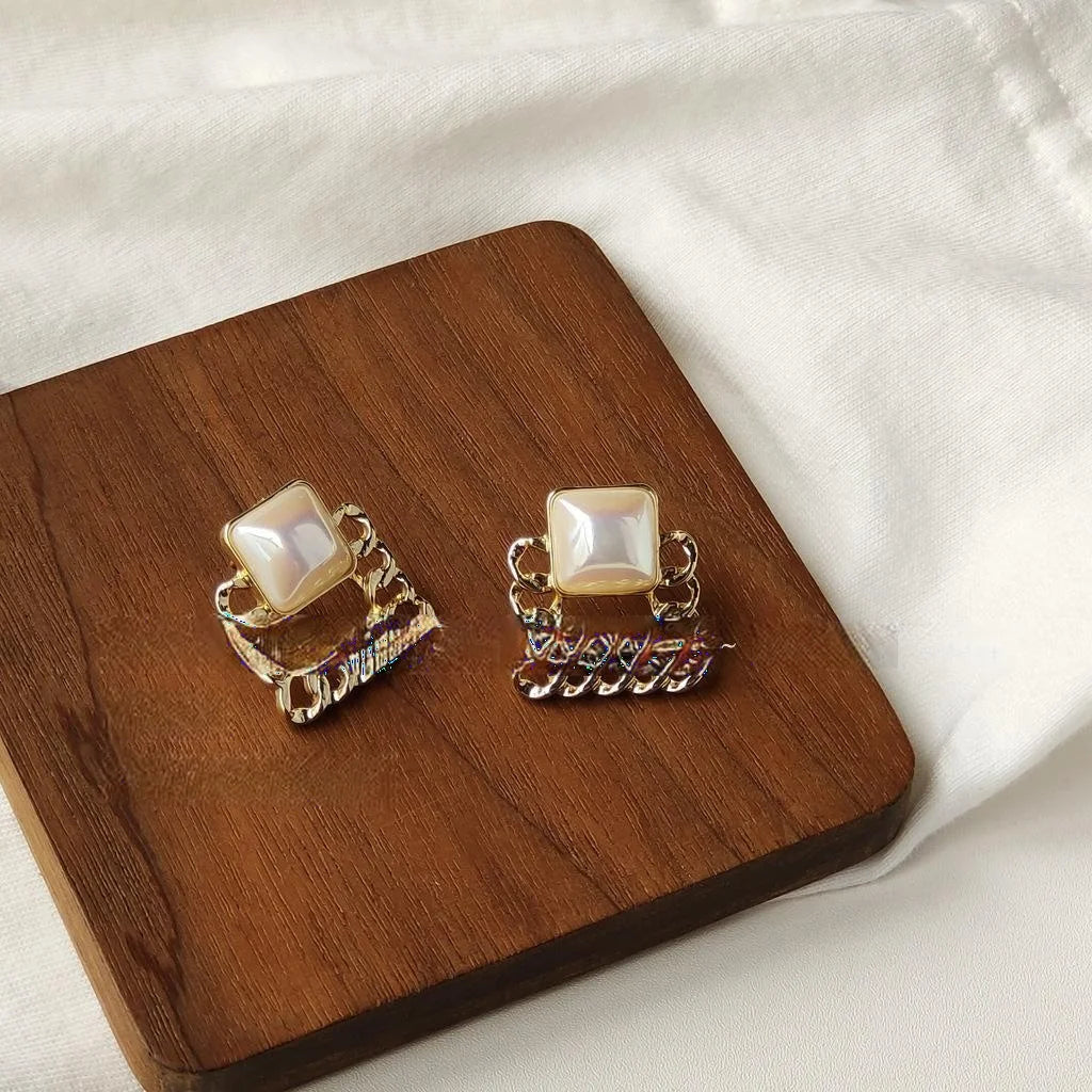 Light Luxury Vintage French Court Shell Pearl Geometric Hollow Square Stud Earrings