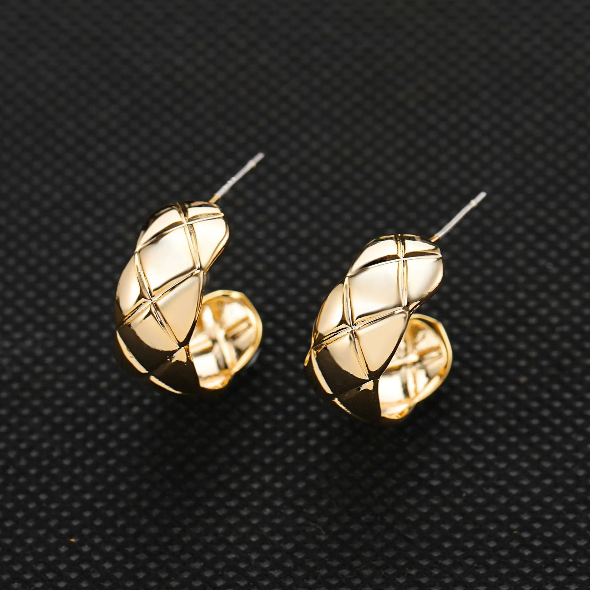 Elegant Gold Alloy Lattice C-Hoop Stud & Clip On No Piercing French Minimalist Checkered Earrings