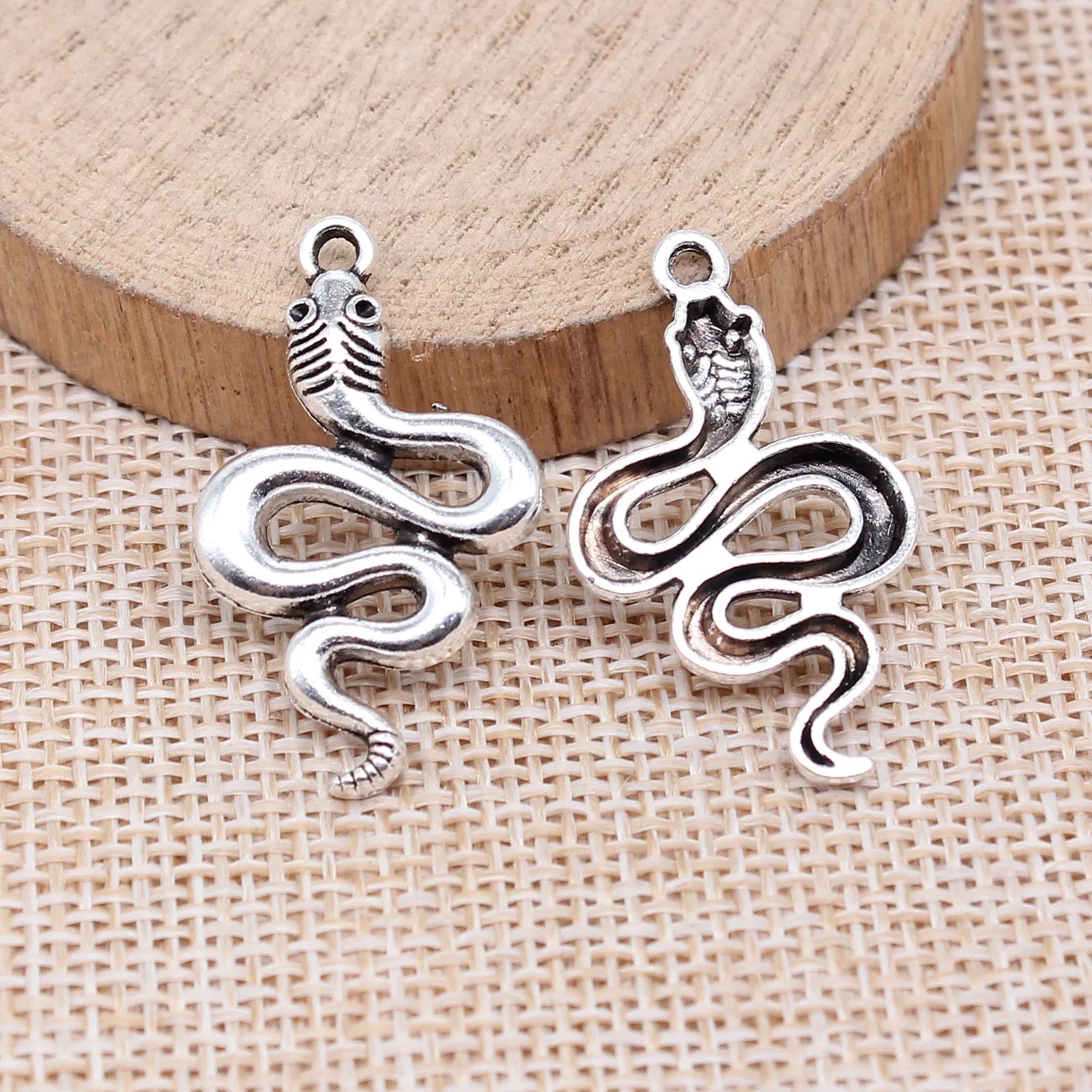 30x18mm 1.9g Antique Silver Zinc Alloy Snake Charm Pendant for DIY Necklace Bracelet Jewelry Making