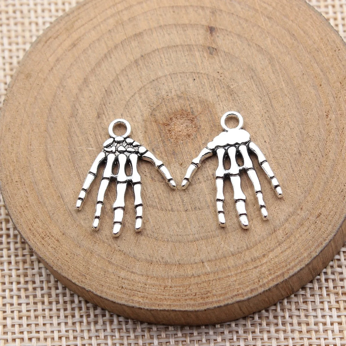 21x17mm 1.2g Antique Silver Zinc Alloy Skull Hand Charm Pendant for DIY Gothic Necklace Bracelet