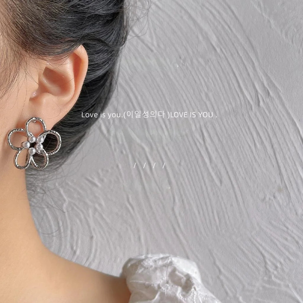 Sweet Cool Hollow Flower Pearl Stud Earrings Silver Plated Metal Floral Jewelry
