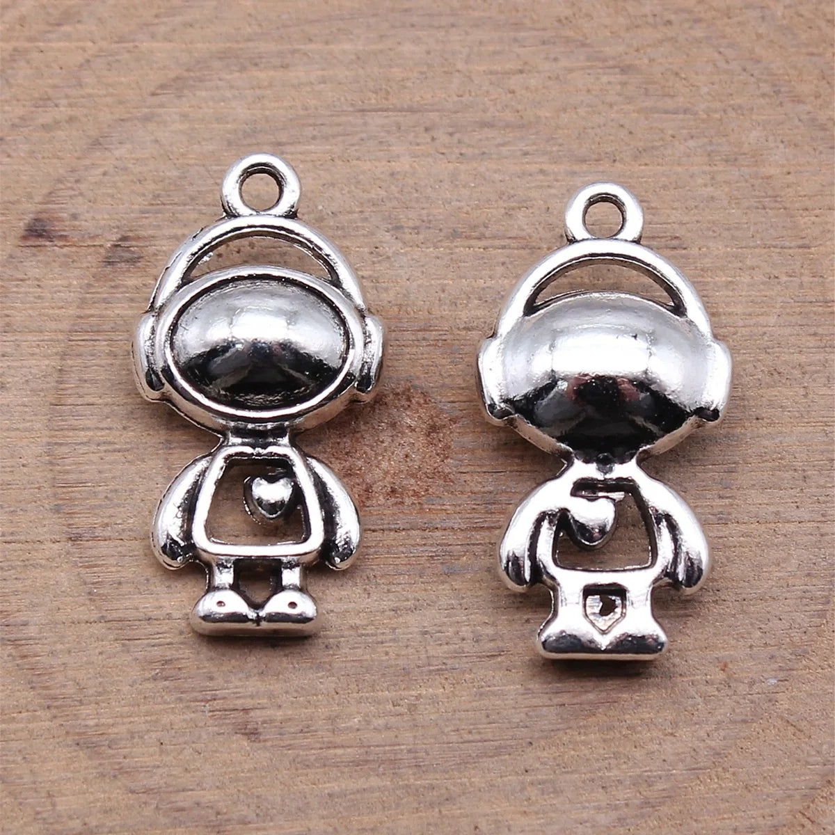 22x11.6x5.8mm 2.3g Antique Silver Zinc Alloy Heart Astronaut charm pendant for DIY necklace bracelet jewelry