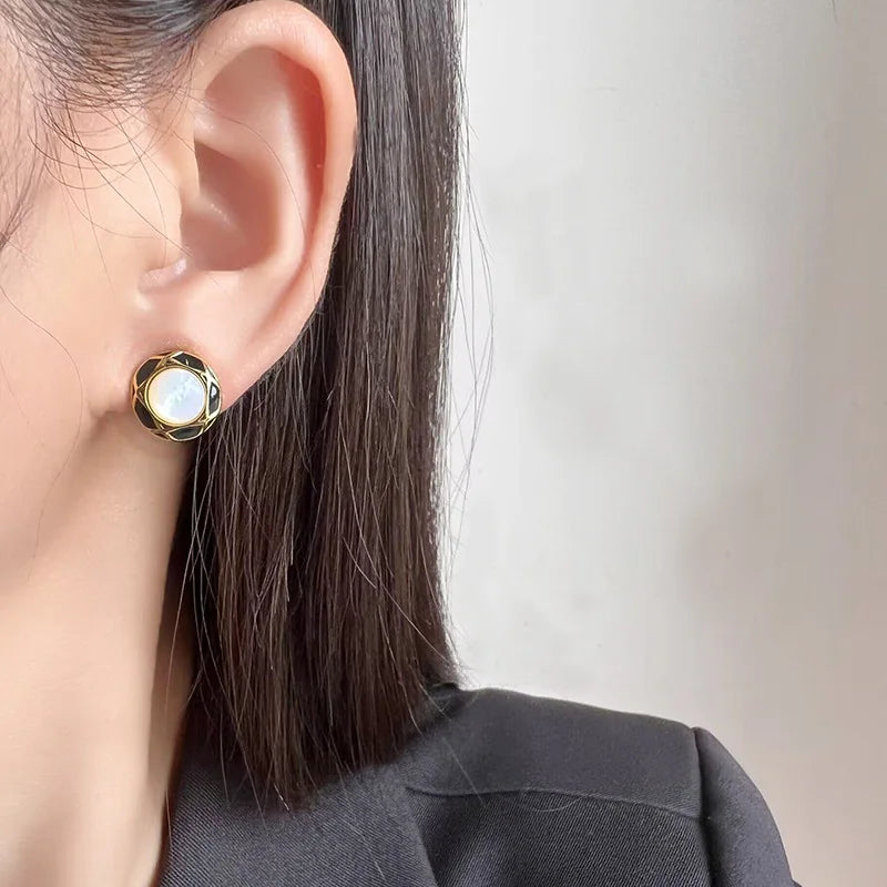 Vintage Black Enamel Shell Pearl Round Stud & Clip On No Piercing Luxury Gold Alloy Earrings