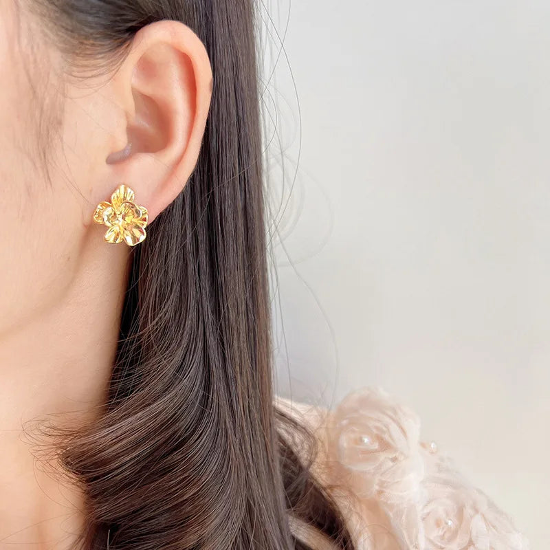 Luxury Gold Alloy 3D Flower Stud & Clip On No Piercing Vintage Floral Statement Women's Earrings