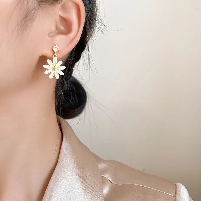 Elegant Enamel Daisy Flower Zircon Dangle Stud & Clip On No Piercing Gold Alloy Women's Earrings