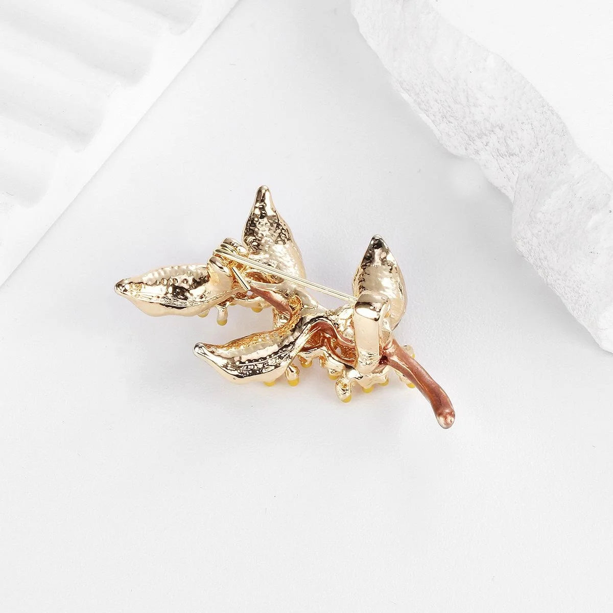 Elegant Osmanthus Flower Enamel Brooch With Gold Alloy Leaves, Women's Lapel Pin Corsage Suit Accessory