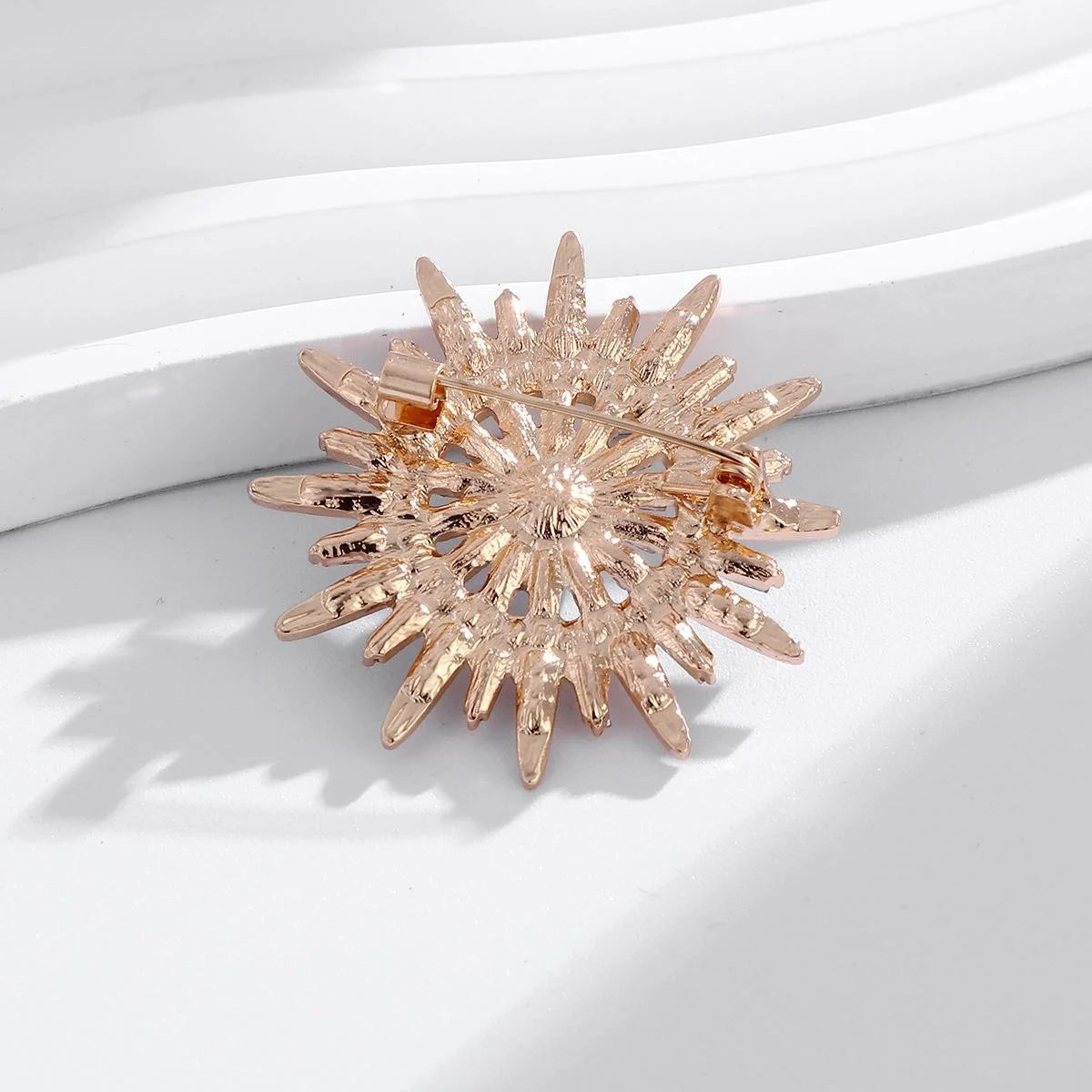 Vintage Eight-Point Star Rhinestone Pearl Brooch For Women, Elegant Hollow Round Lapel Pin Suit Accessory