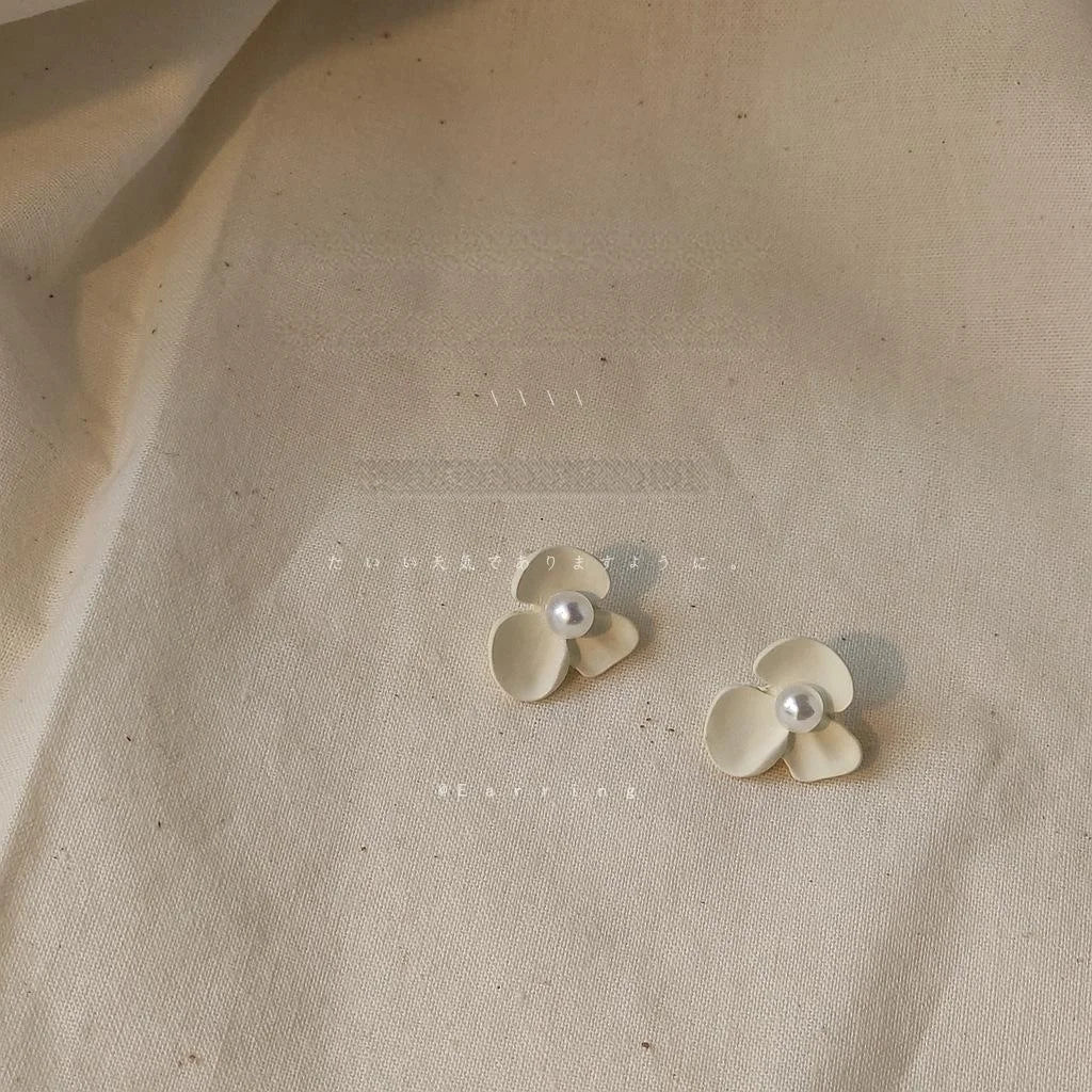 Milky White Pearl Iris Flower Stud Earrings Eco Alloy Silver Plated Korean Style Jewelry