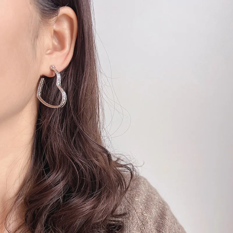Elegant Silver Alloy Heart Hoop Textured Metal Stud & Clip On No Piercing Women's Fashion Earrings