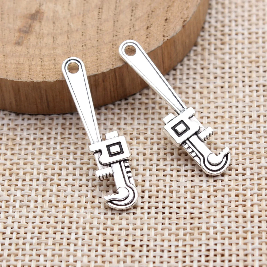 32x7.6mm 1.05g Antique Silver Zinc Alloy Adjustable Wrench Tool Charm Pendant for DIY Clothing Accessories