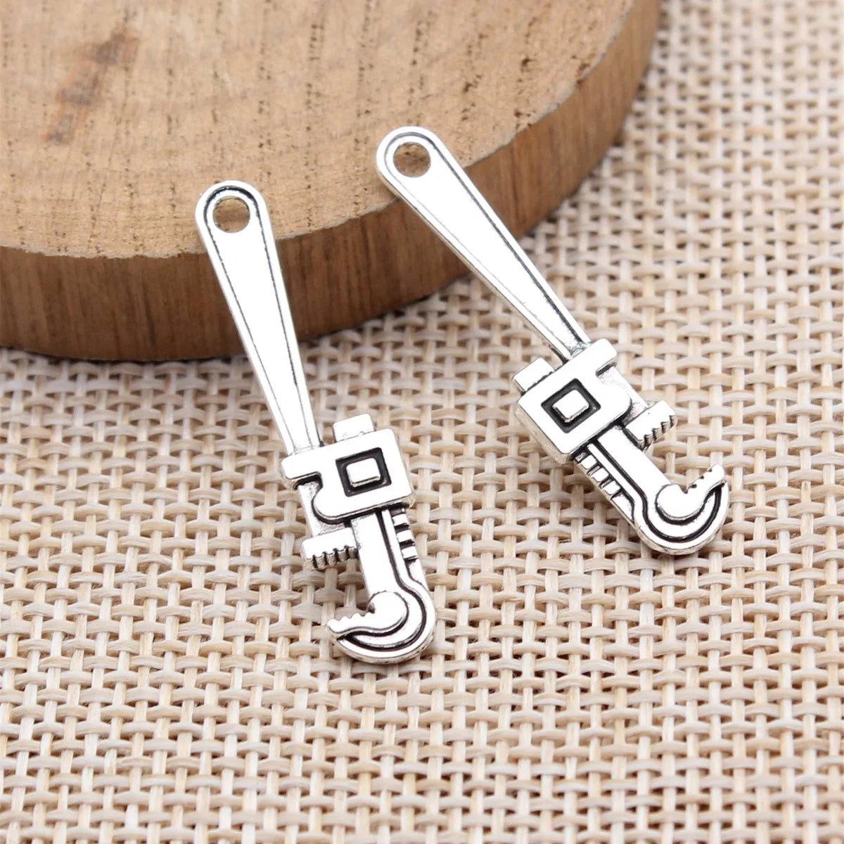 32x7.6mm 1.05g Antique Silver Zinc Alloy Adjustable Wrench Tool Charm Pendant for DIY Clothing Accessories
