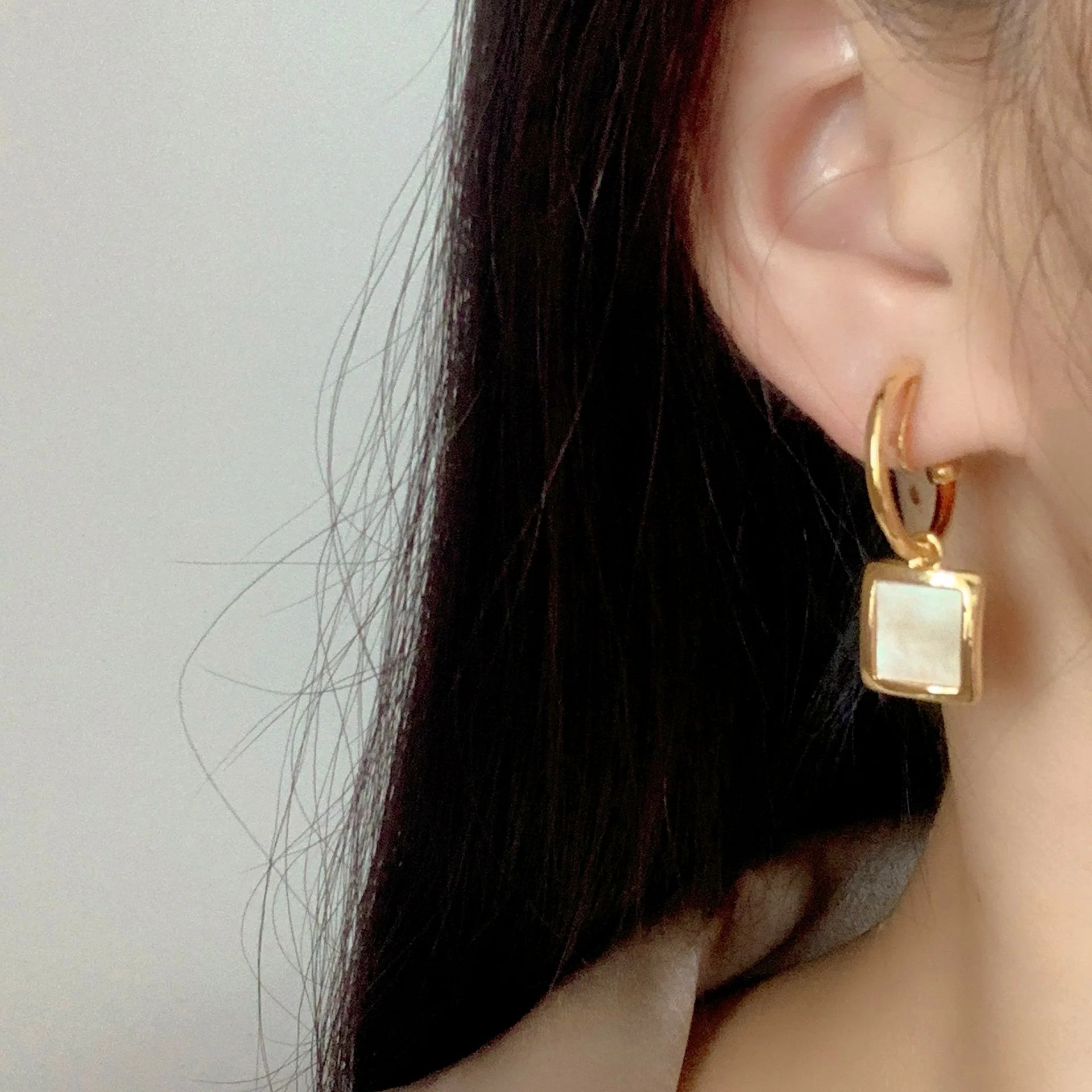 Elegant Gold Alloy Spiral Hoop Square Natural Shell Stud & Clip On No Piercing French Style Earrings