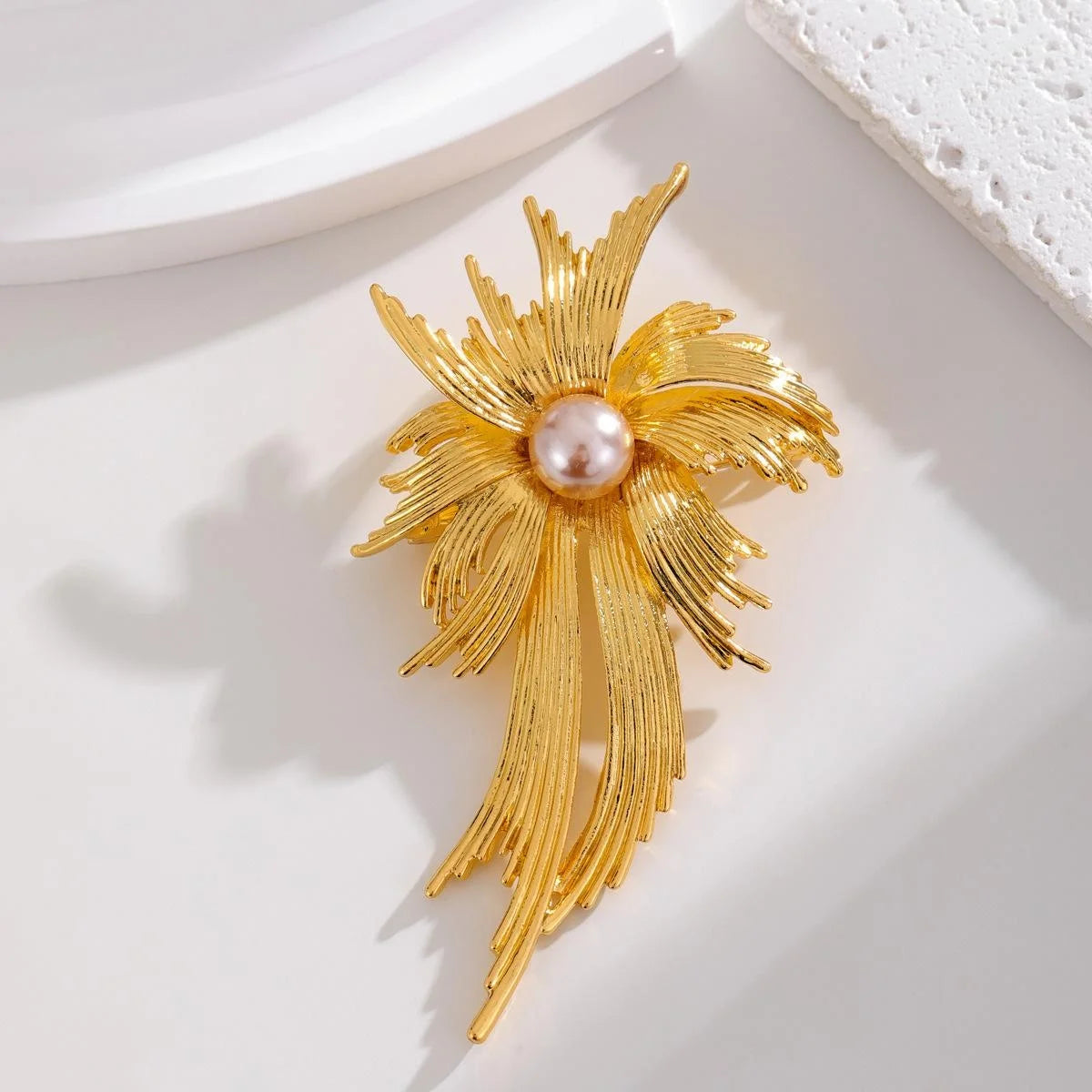 Luxury Gold Alloy Chrysanthemum Pearl Brooch Elegant Floral Lapel Pin Corsage Coat Suit Accessory Gift