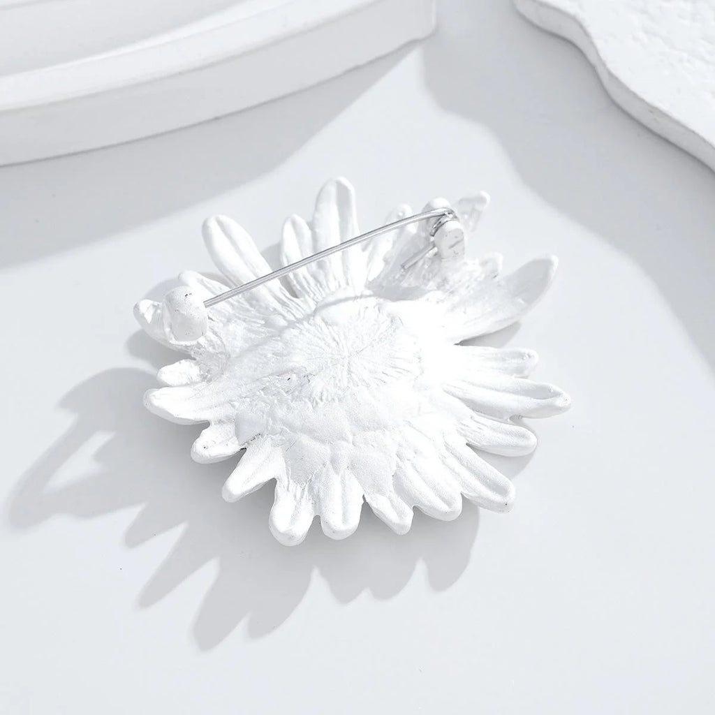 Elegant White Daisy Flower Alloy Rhinestone Brooch, Fresh Sweet Lapel Pin Corsage Suit Accessory Gift