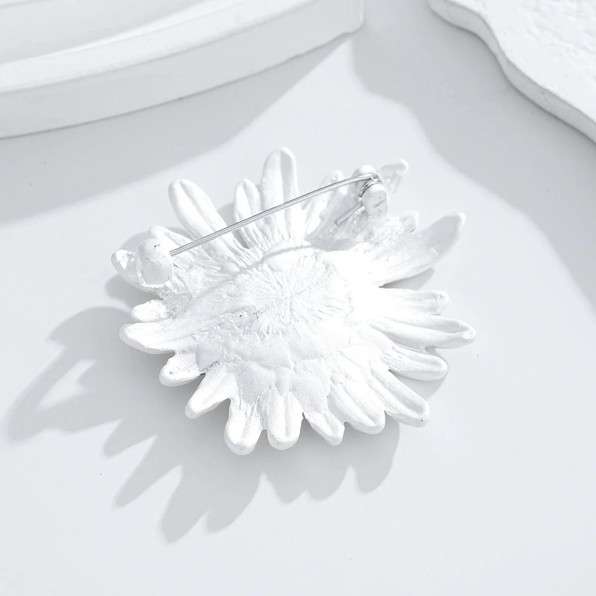 Elegant White Daisy Flower Alloy Rhinestone Brooch, Fresh Sweet Lapel Pin Corsage Suit Accessory Gift