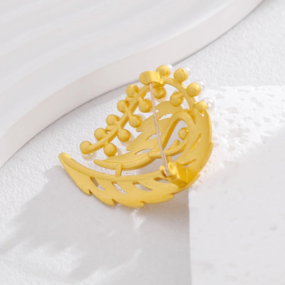 Elegant Gold Alloy Leaf Pearl Brooch Pin, Luxury Feather Lapel Corsage For Women's Suit Accessory Gift