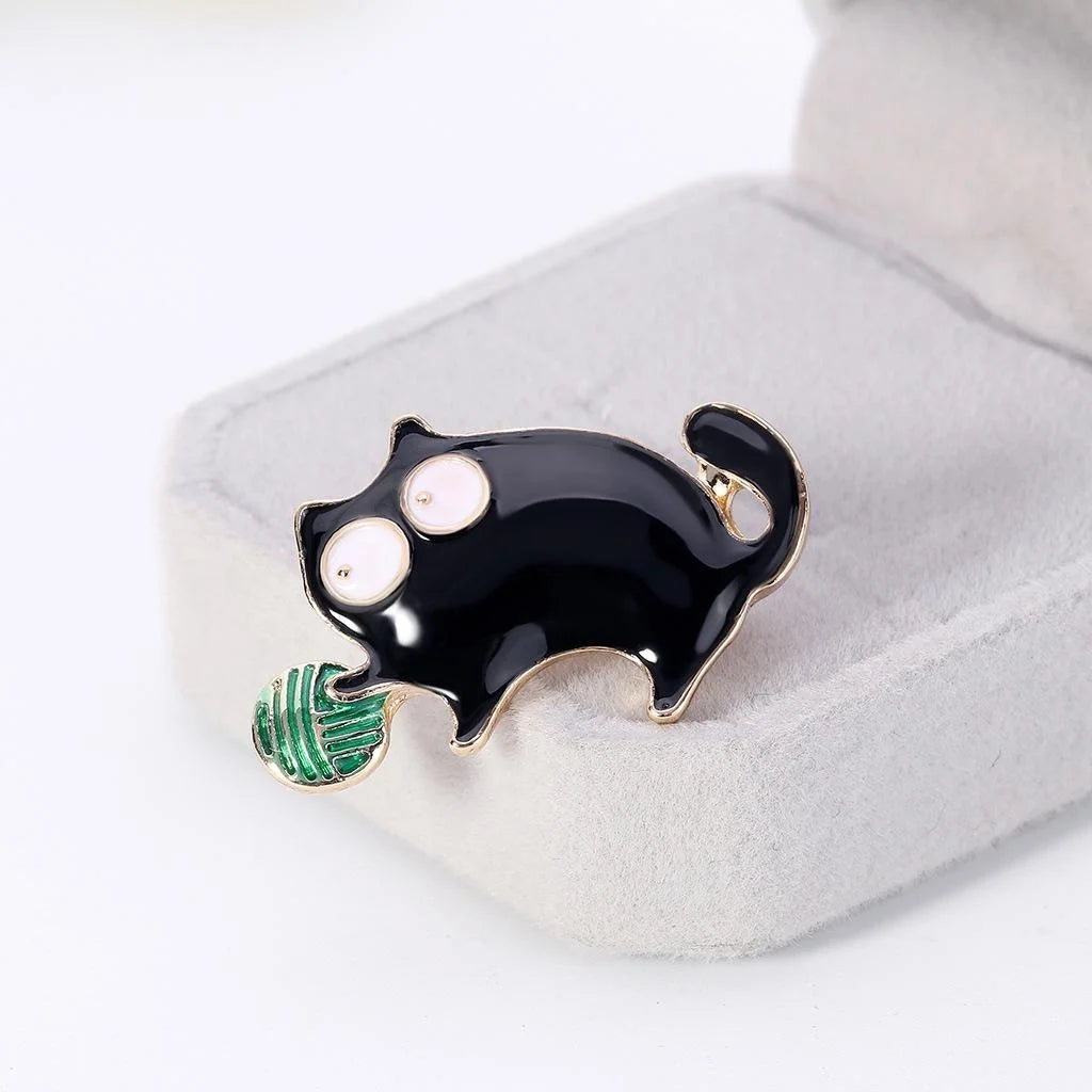 Cute Black Enamel Cat Holding Green Yarn Ball Alloy Brooch, Korean Style Animal Lapel Pin Gift