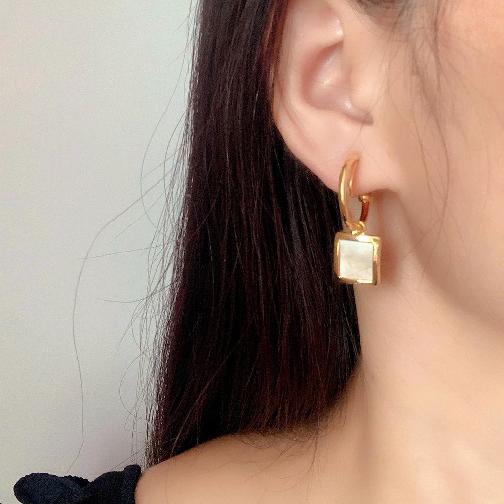 Elegant Gold Alloy Spiral Hoop Square Natural Shell Stud & Clip On No Piercing French Style Earrings