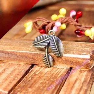 Antique Silver Zinc Alloy Three Leaves Charm Pendant for DIY Necklace Bracelet Jewelry Making — 26×24mm