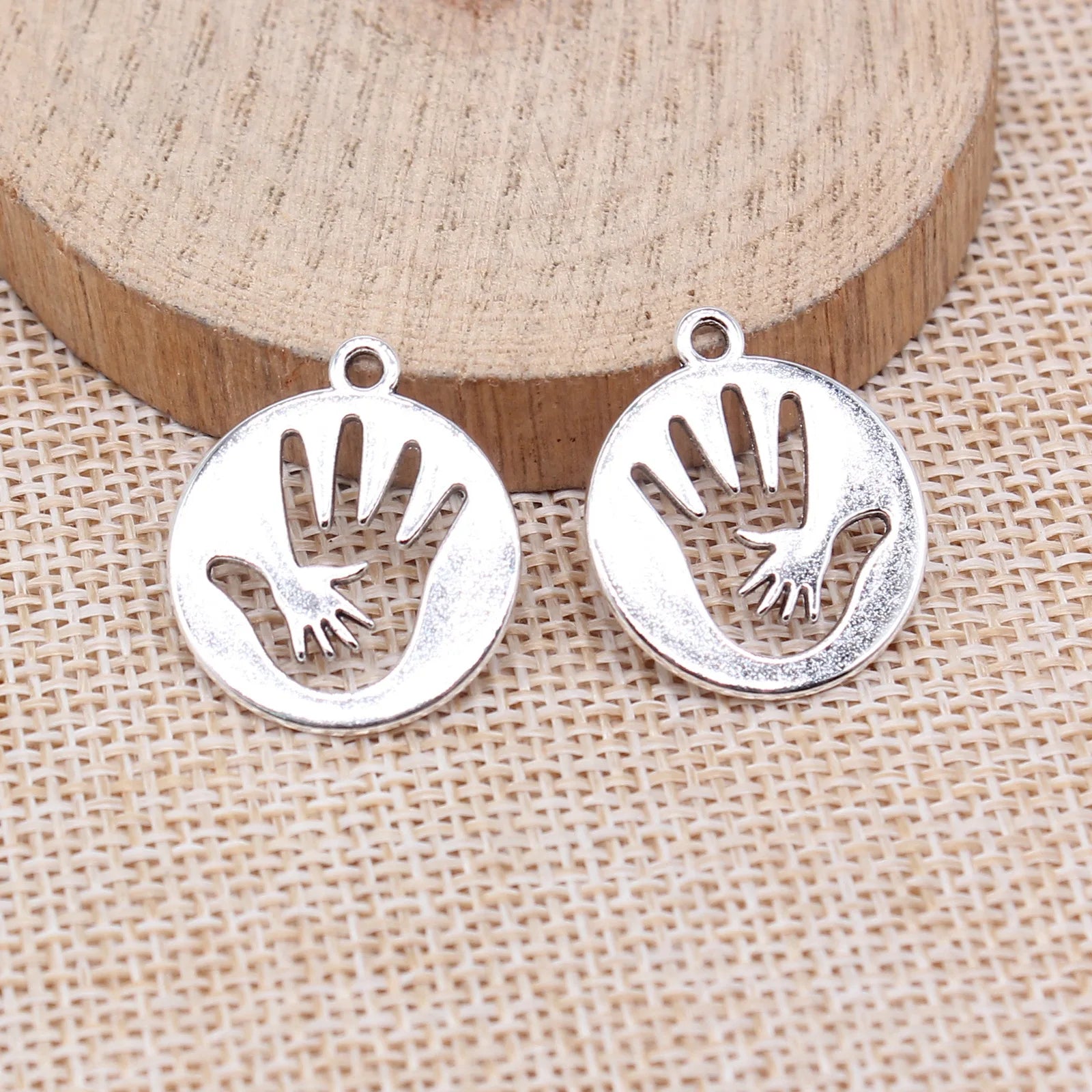 23x20mm 1.9g Antique Silver Zinc Alloy Openwork Big and Small Hand Hollow Charm Pendant for DIY Jewelry Making