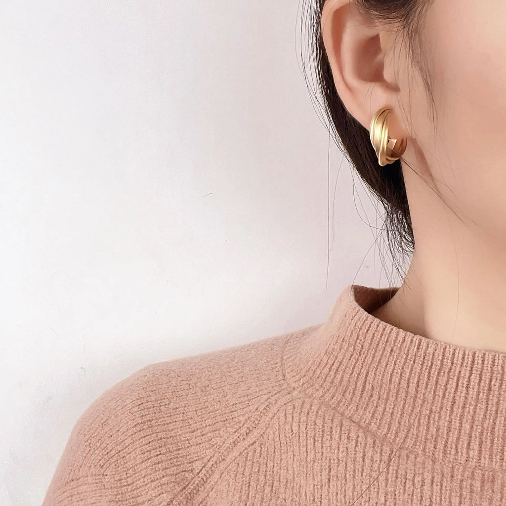 Matte Gold Alloy Spiral Hoop Elegant Vintage Stud & Clip On No Piercing Women's Fashion Earrings