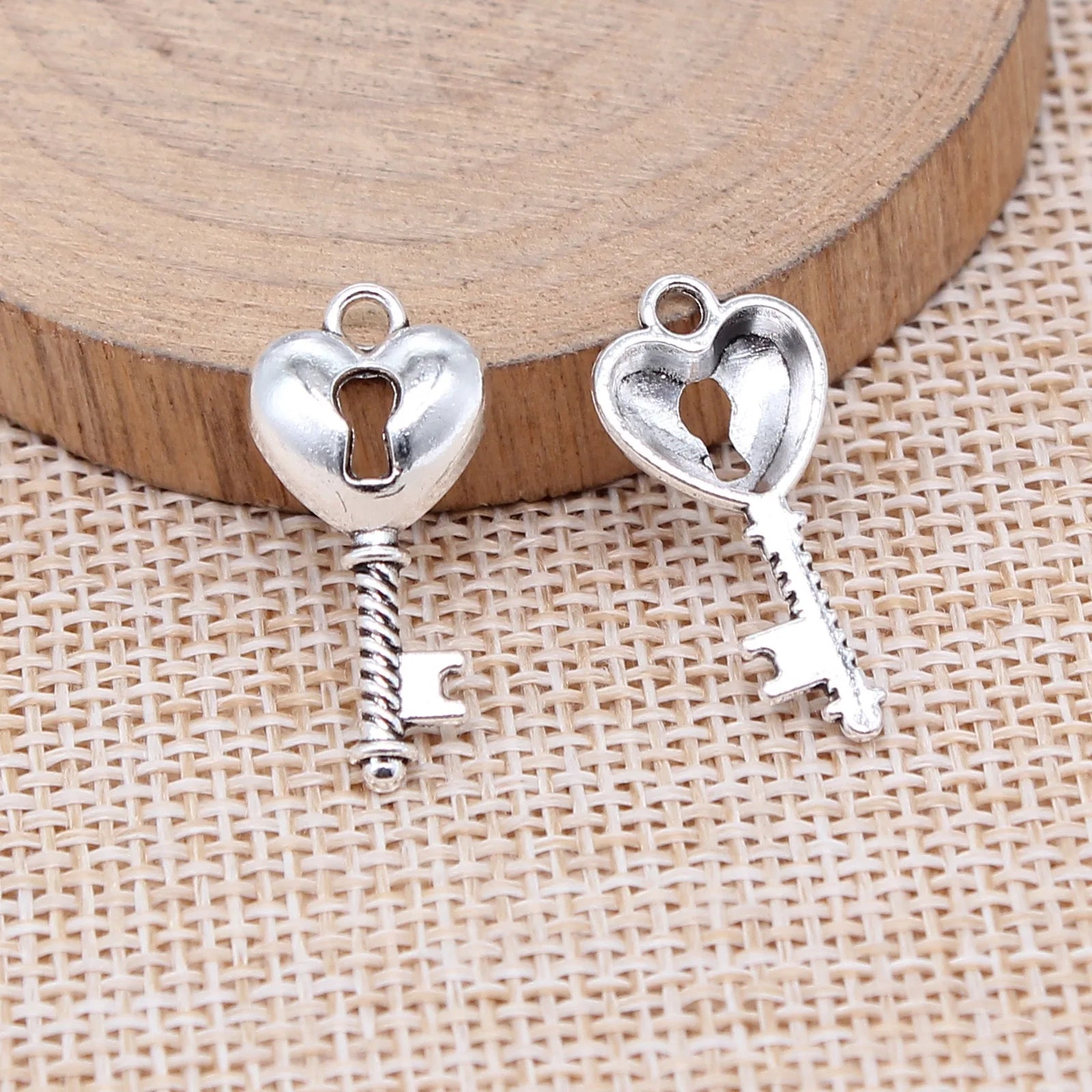 26x11mm 1g Antique Silver Zinc Alloy Heart Key Charm Pendant for DIY Bracelet Necklace Making