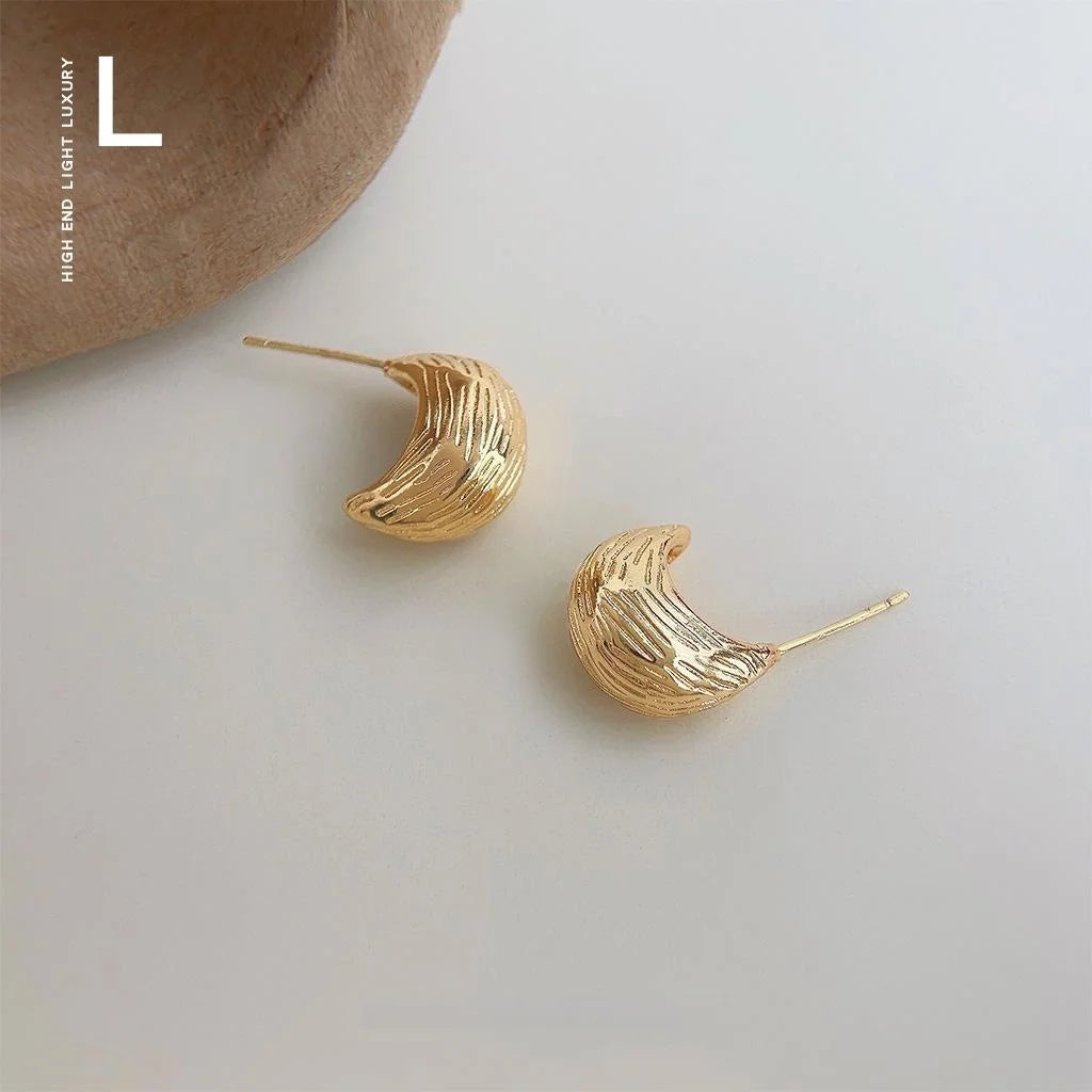 French Vintage Copper Waterdrop Stud Earrings Textured Gold Bean Design Chic Commuter Jewelry