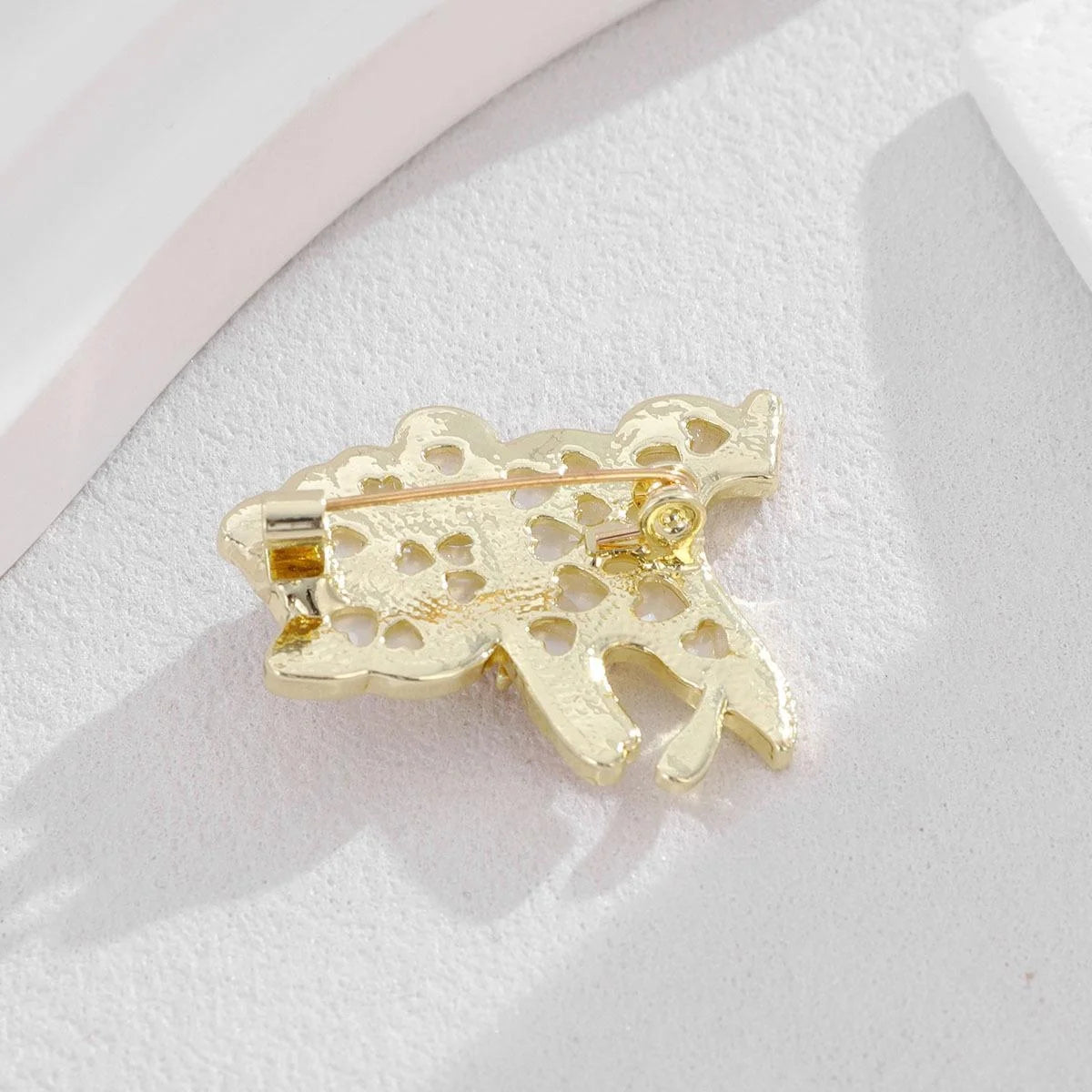 Cute White Enamel Cat Brooch With Pink Heart Rhinestone, Gold Alloy Lapel Pin Corsage Gift