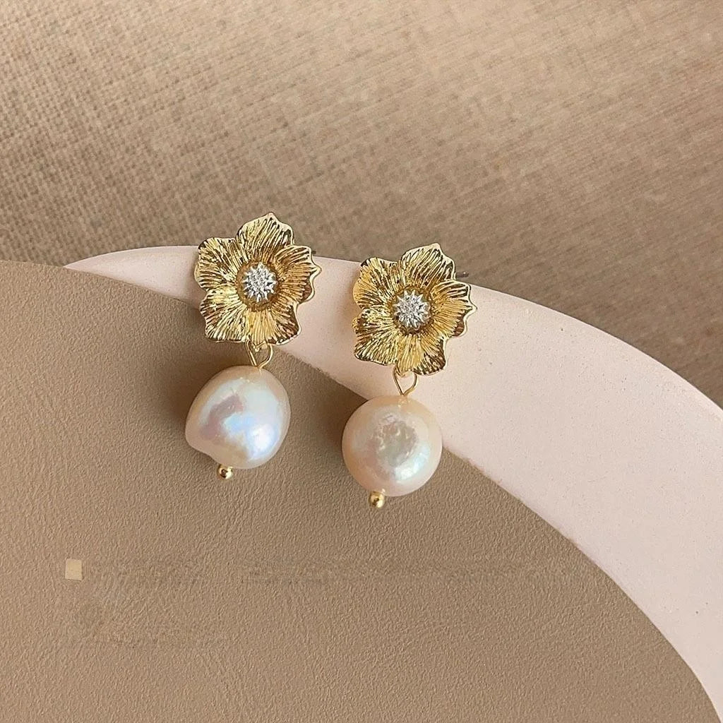 Light Luxury Geometric Copper Freshwater Pearl Stud Earrings With Round Dot Line Design