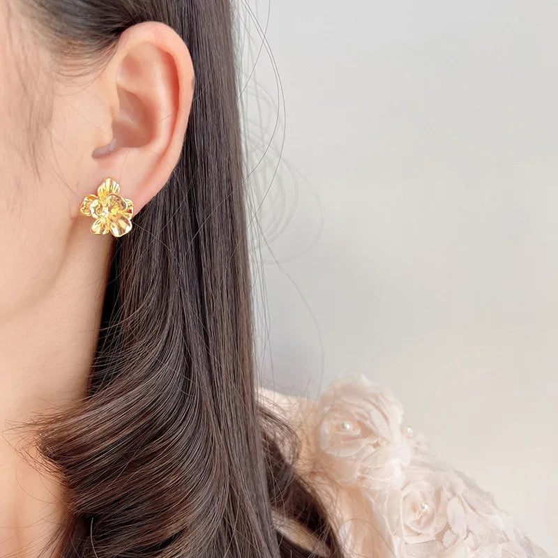 Luxury Gold Alloy 3D Flower Stud & Clip On No Piercing Vintage Floral Statement Women's Earrings