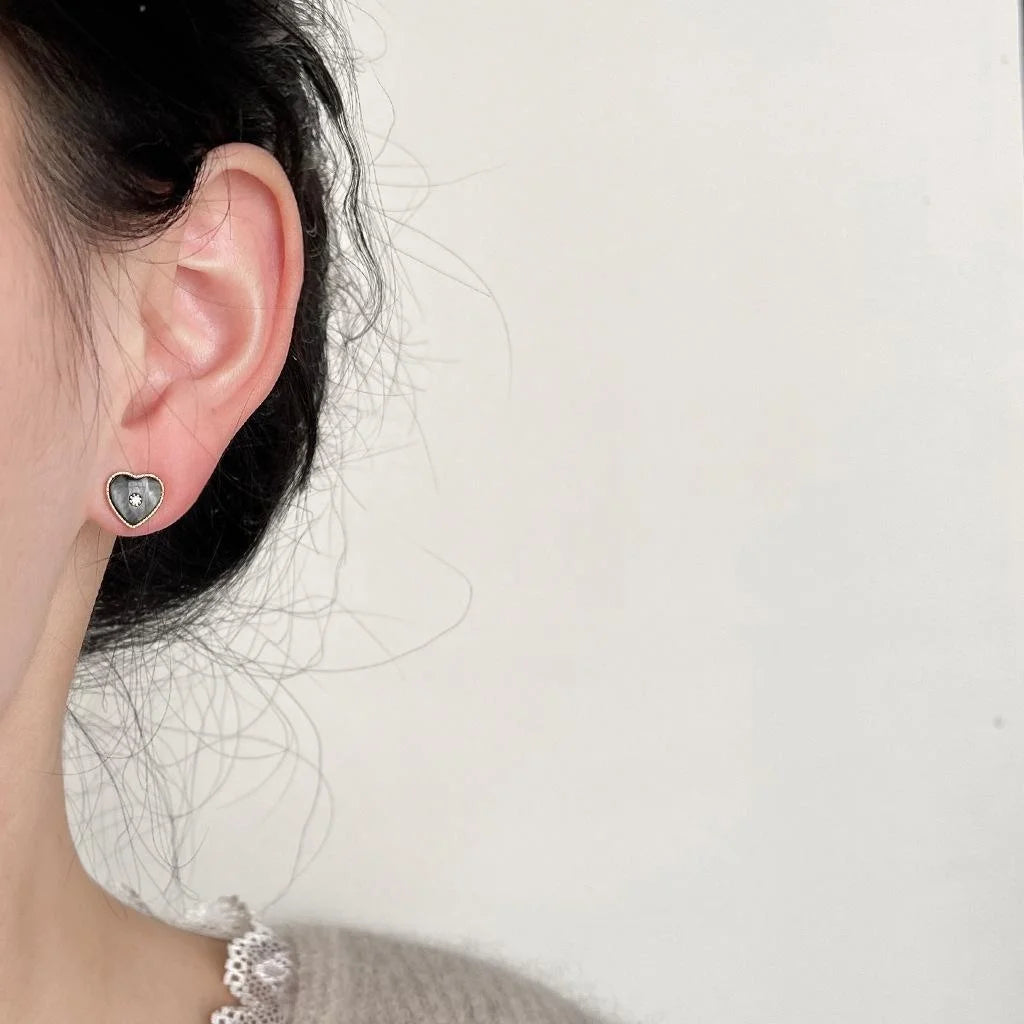 Light Luxury Copper And Real Shell Heart Stud Earrings French Vintage Black White Minimalist Jewelry